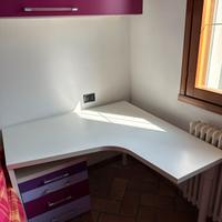 Scrivania completa di comodino e sedia