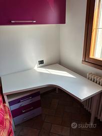 Scrivania completa di comodino e sedia