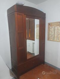 Armadio antico in legno massello con specchio