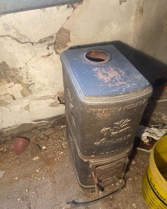 Stufa a gas vintage in terracotta