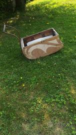 antica carrozzina in legno