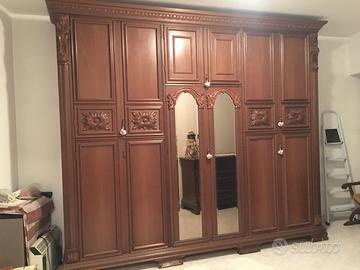 Diversi mobili in legno