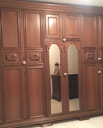 Diversi mobili in legno