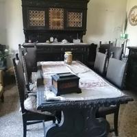 Sala con tavolo e comò primi 900