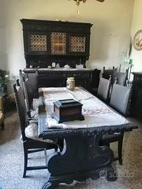 Sala con tavolo e comò primi 900