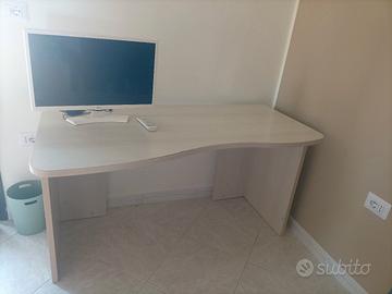 Scrivania con Monitor TV