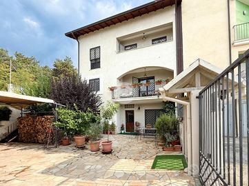 VILLA A SCHIERA A L'AQUILA