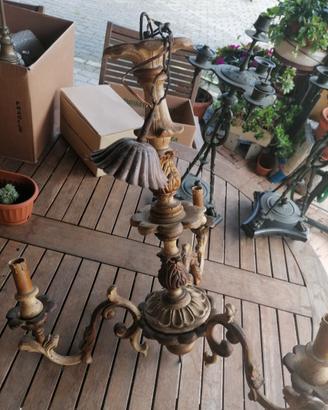 Vecchio lampadario in legno e candelabri