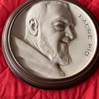 Quadro di San Pio in gesso. Diametro cm 26.