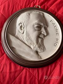 Quadro di San Pio in gesso. Diametro cm 26.