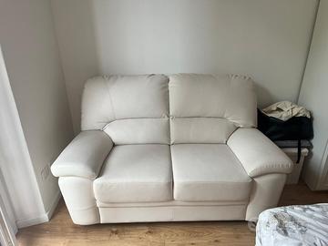 Divano in pelle praticamente nuovo