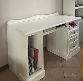 Scrivania e libreria