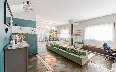 VILLA UNIFAMILIARE CON ESCLUSIVA CON PISCINA E 75