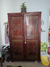 Armadio in legno decorato