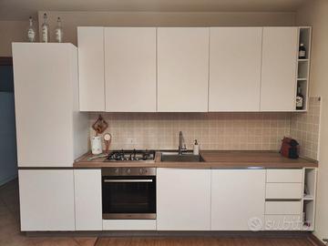 Cucina componibile bianca opaca – buono stato
