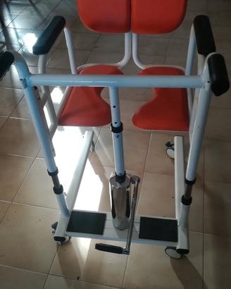 sedia per invalidi con sollevatore 
