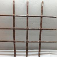 Antica grata griglia in ferro battuto per finestra