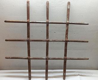 Antica grata griglia in ferro battuto per finestra
