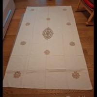 Tovaglia ricamata con 8 tovaglioli 