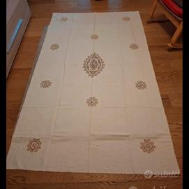 Tovaglia ricamata con 8 tovaglioli 