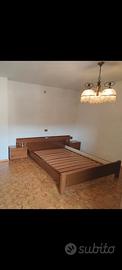 Contorno matr.+ comodini in legno di noce € 400,00