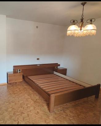 Contorno matr.+ comodini in legno di noce € 400,00