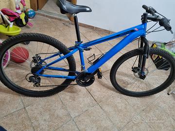 Bici con freni a disco e ammortizzatore anteriore