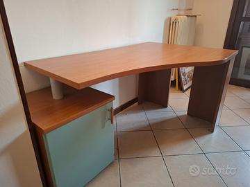 Scrivania ad angolo spaziosa