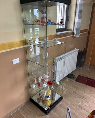 Vetrina in cristallo con chiusura e luci