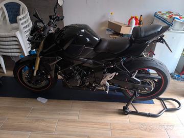 Suzuki gsr 750 2012