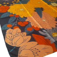 Elegante foulard con una vivace stampa floreale