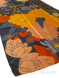 Elegante foulard con una vivace stampa floreale