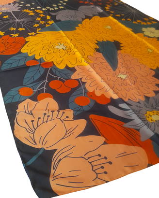 Elegante foulard con una vivace stampa floreale