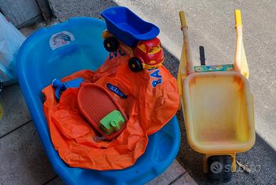 Vari giochi bambino, ciambella mare e vasca per ba