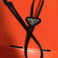 Cravatta Prada in pelle con logo