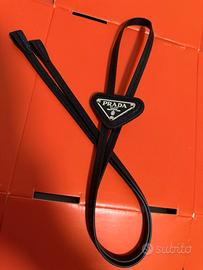 Cravatta Prada in pelle con logo