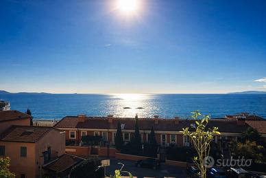 Luminoso Appartamento Panoramico frontemare Centro
