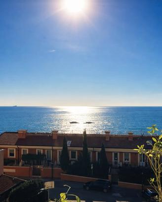 Luminoso Appartamento Panoramico frontemare Centro