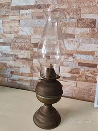 Antica Lampada a Petrolio in Ottone – Vetro "Crist