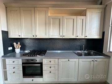 Cucina componibile classica in legno decapè chiaro