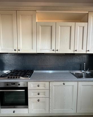 Cucina componibile classica in legno decapè chiaro