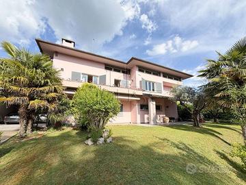 Villa di 530 m² con più di 5 locali e posto auto a