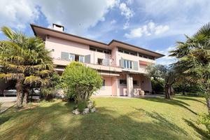Villa di 530 m² con più di 5 locali e posto auto a