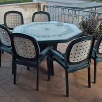 Tavolo da giardino con sedie