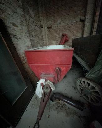 Rimorchio autoscaricante per uva.