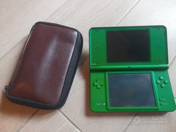 Nintendo DSi XL con custodia 