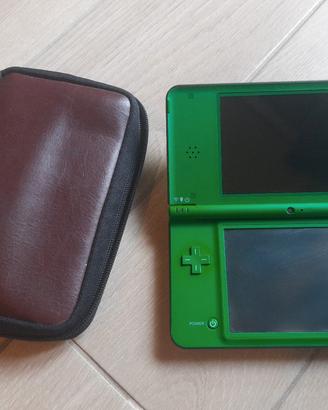 Nintendo DSi XL con custodia 