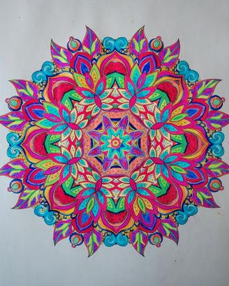 mandala colorato a mano 