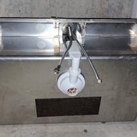 Lavello con rubinetto