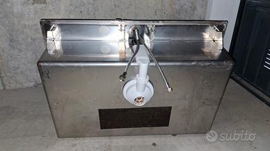 Lavello con rubinetto